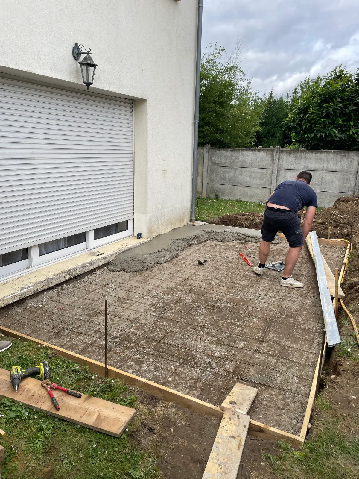 Préparation et coulage d'une dalle béton extérieure en Essonne