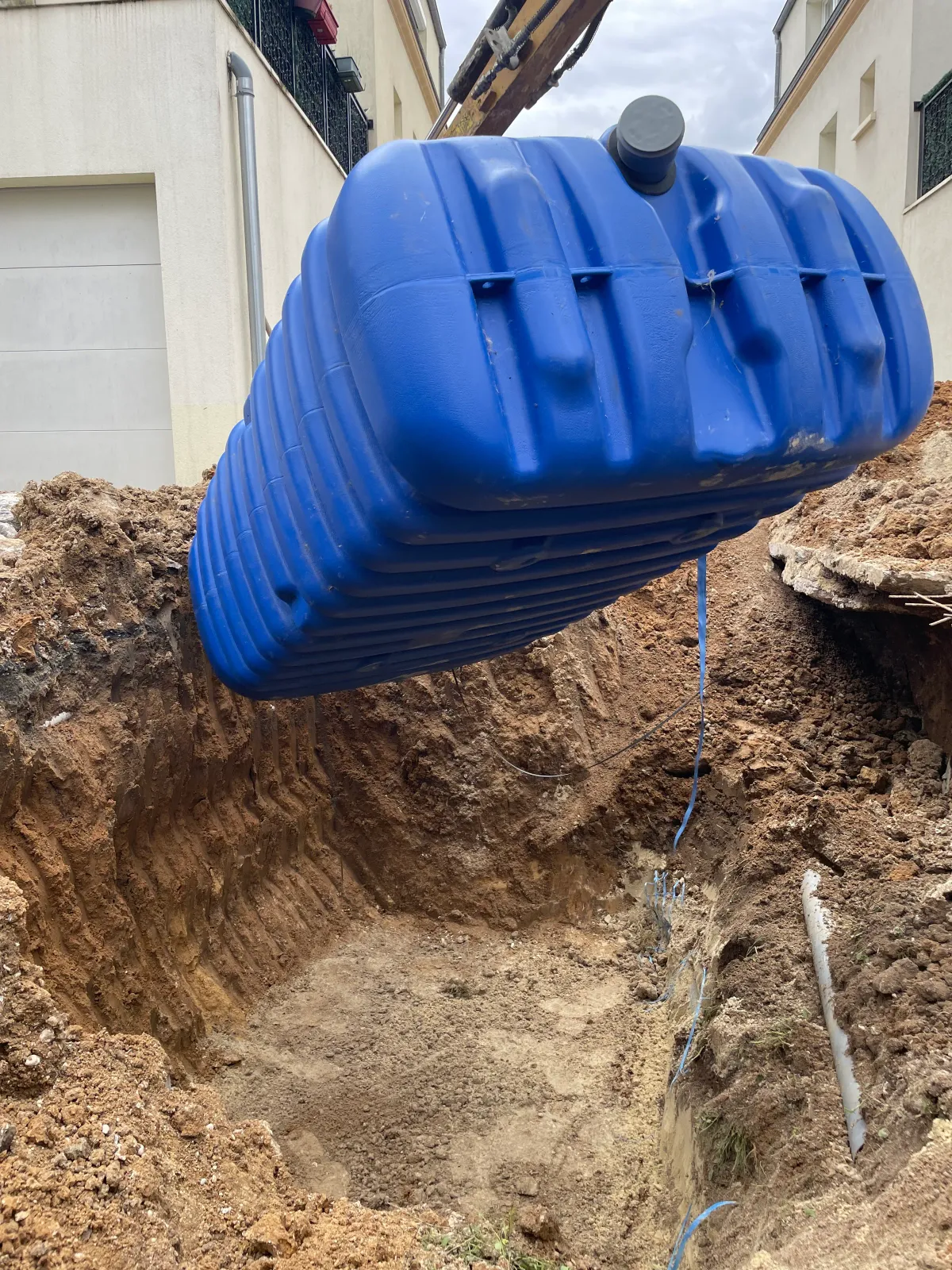Cuve d'assainissement installée en fouille sur un chantier en Essonne