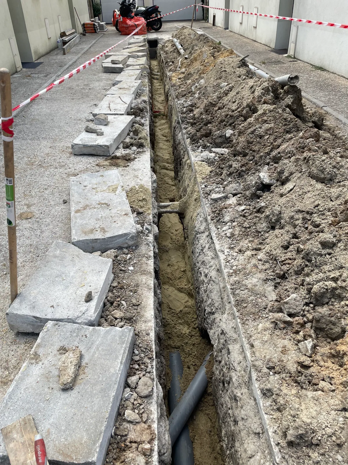 Tranchée de raccordement le long d'un mur en Essonne