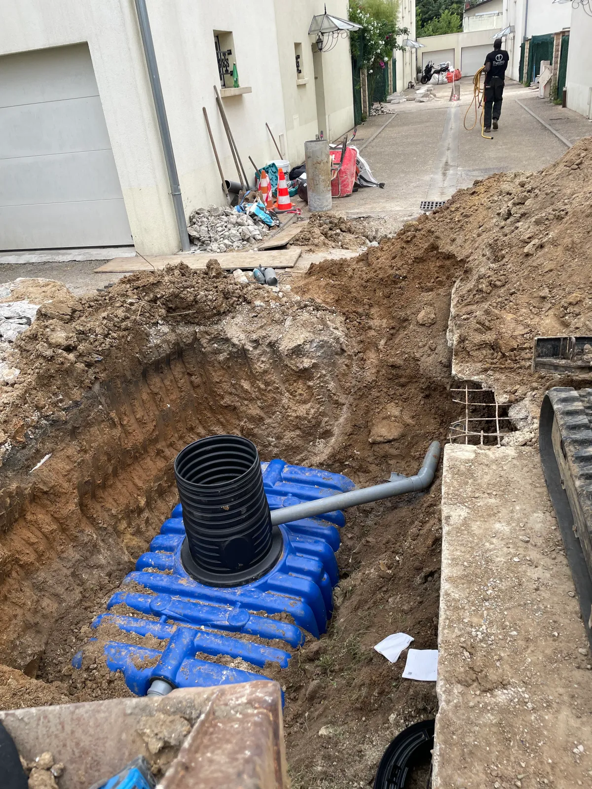 Cuve de drainage et canalisation en fouille sur un chantier d'assainissement