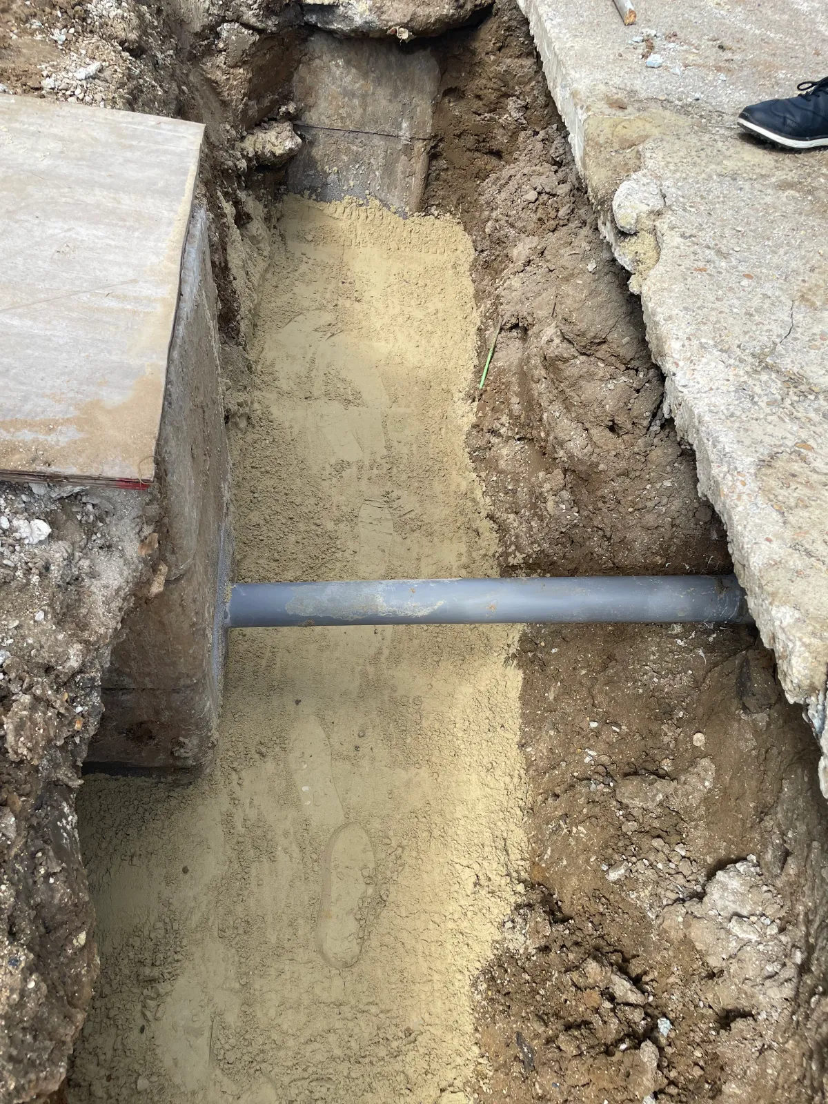 Tranchée de drainage le long d'un mur en Essonne