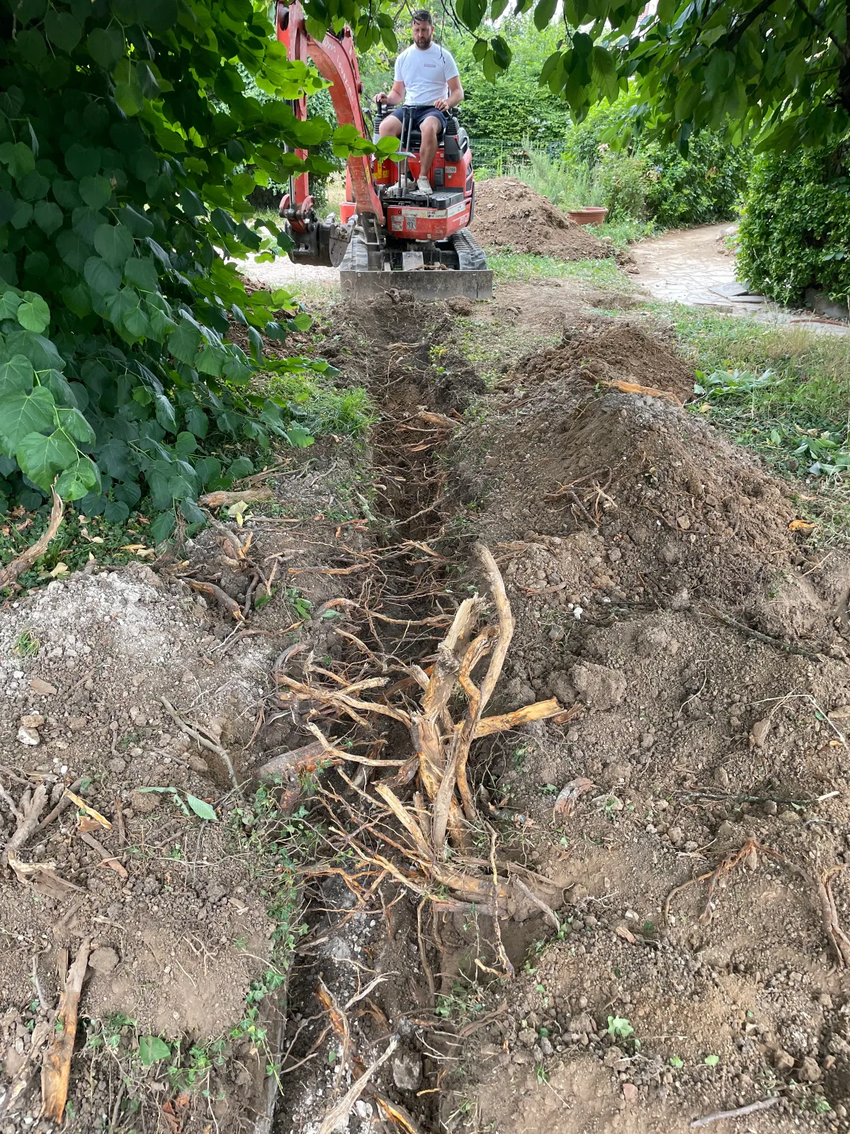 Terrassement à la mini-pelle pour la viabilisation d'un terrain en Essonne