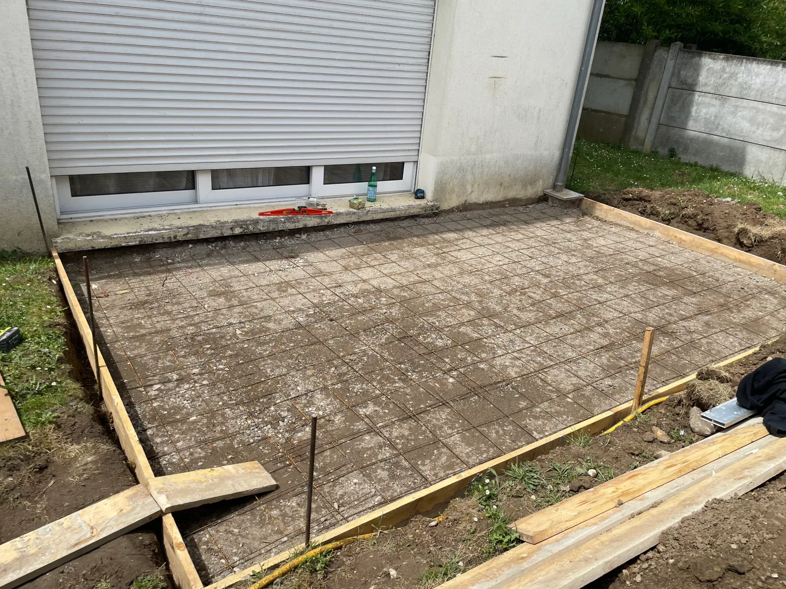 Cour maçonnée avec coffrage sur un chantier en Essonne