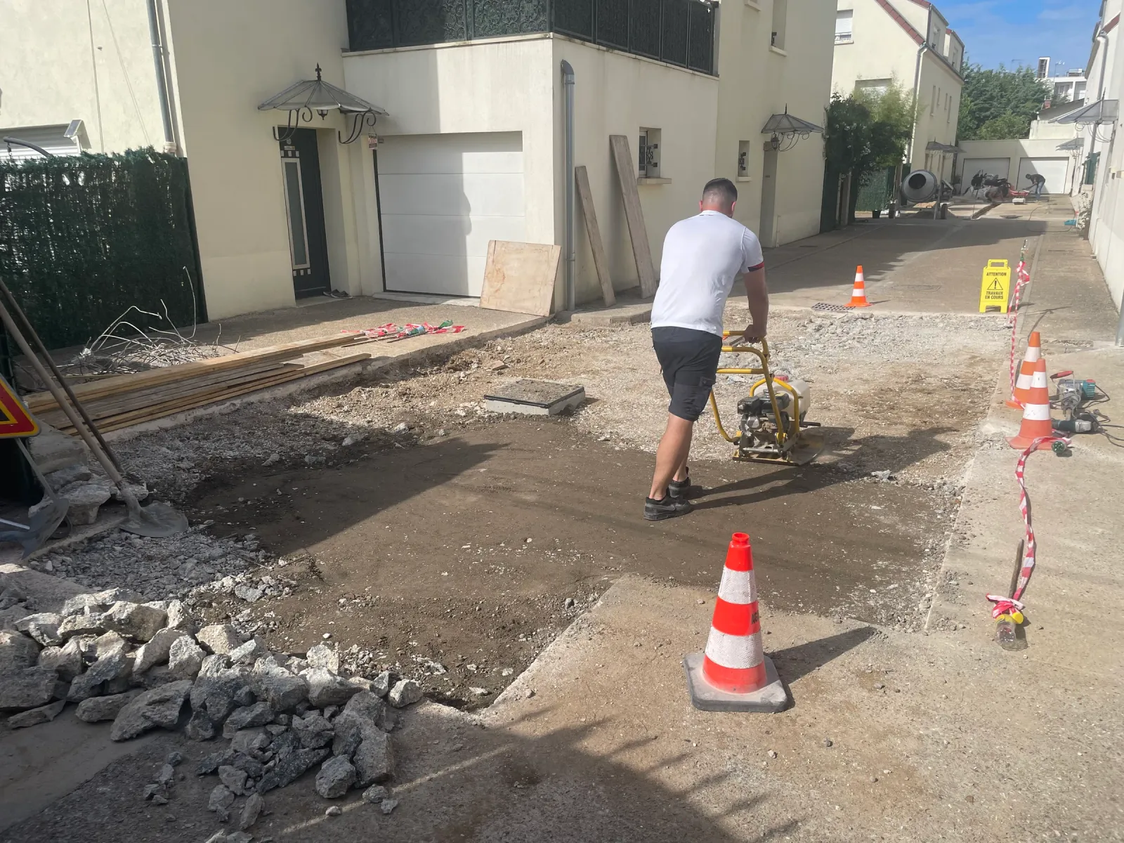 Chantier de voirie avec compactage après pose de réseaux en Essonne