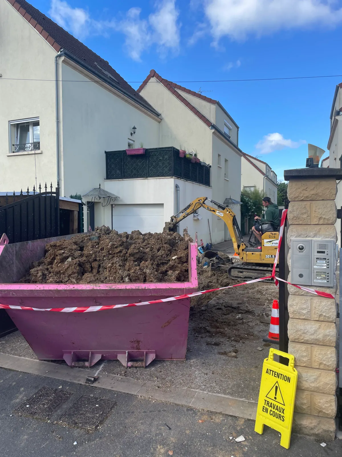 Chantier de démolition avec benne d'évacuation en Essonne