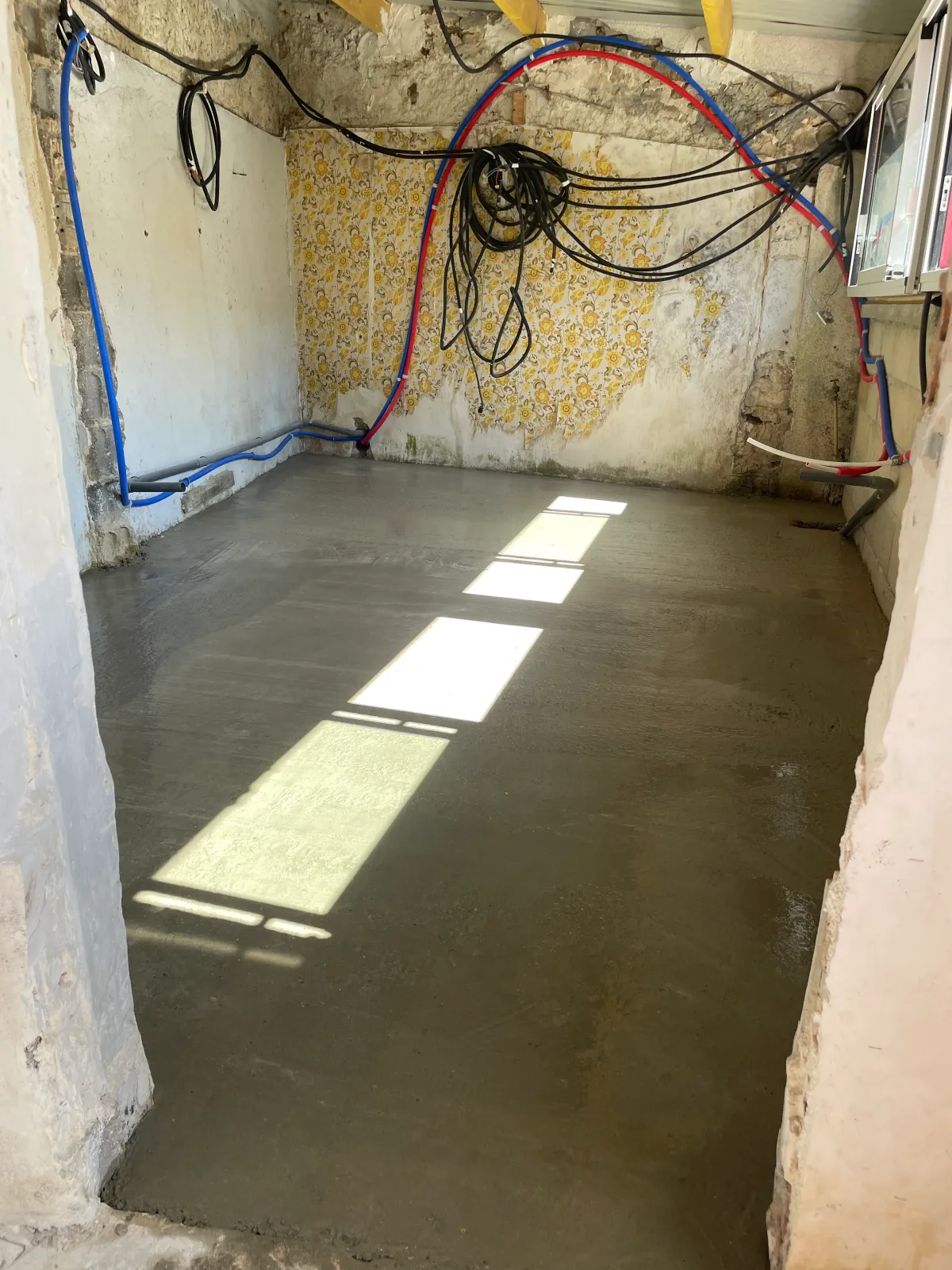 Coulage d'une dalle béton fraîche en intérieur en Essonne