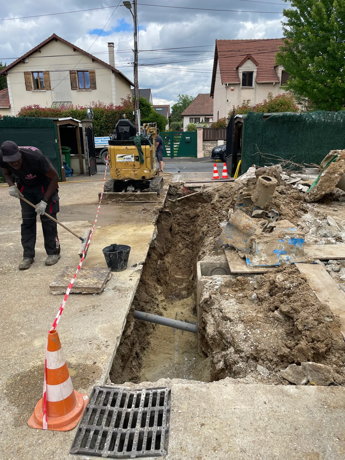 Terrassement et préparation de terrain avec un ouvrier en Essonne