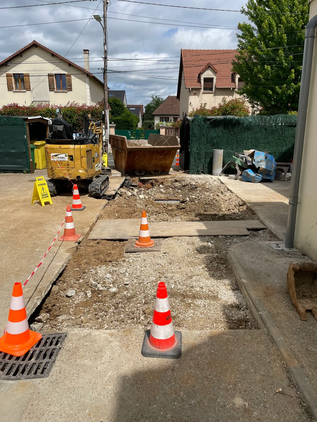 Chantier de VRD avec mini-pelle et tranchées de réseaux